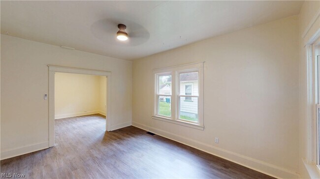 Photo - 210 Perry St