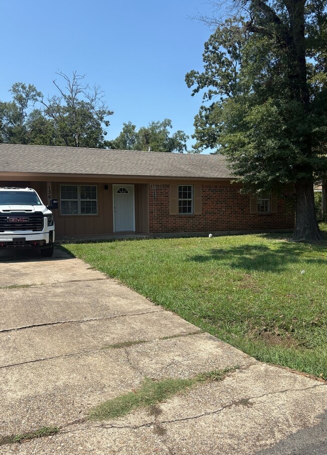Building Photo - 136 Longwood Dr Rental