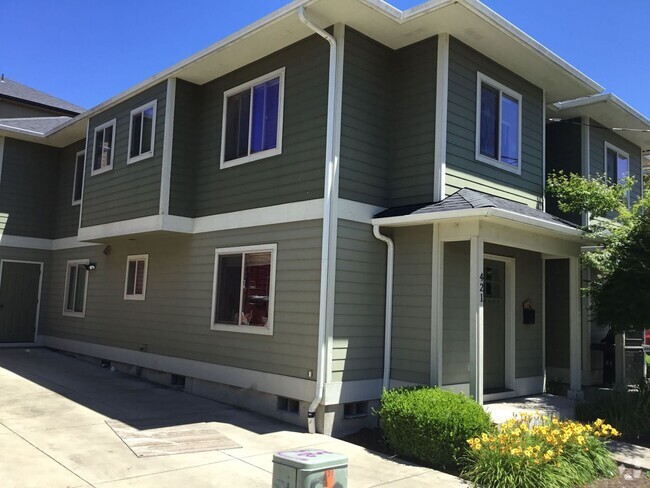 Building Photo - 16th St Duplex near campus Rental