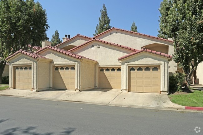 Golden Oak Apartments