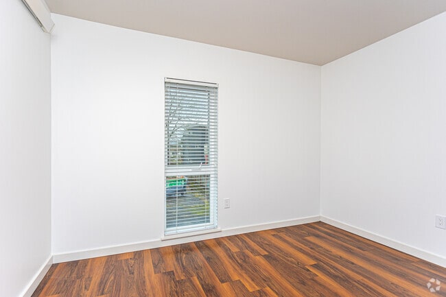 2BR, 1BA - 833SF