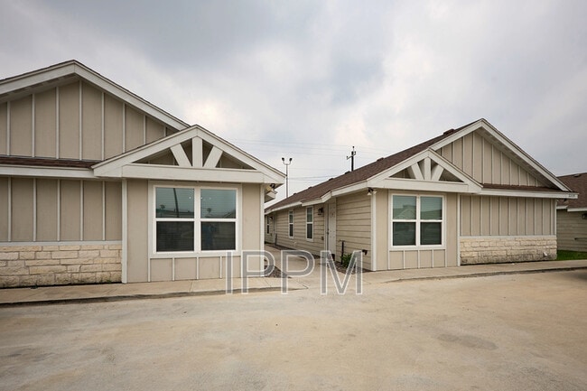 Building Photo - 2209 Multi National Unit D
