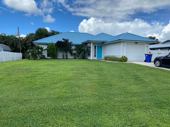 Building Photo - 3196 SW Areca Dr Rental