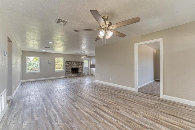 Photo - 330 NW Compass Dr