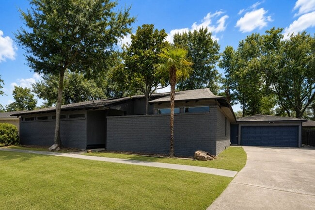 15811 Pathfield Dr