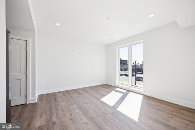 Building Photo - 1350 N Front St Unit 204