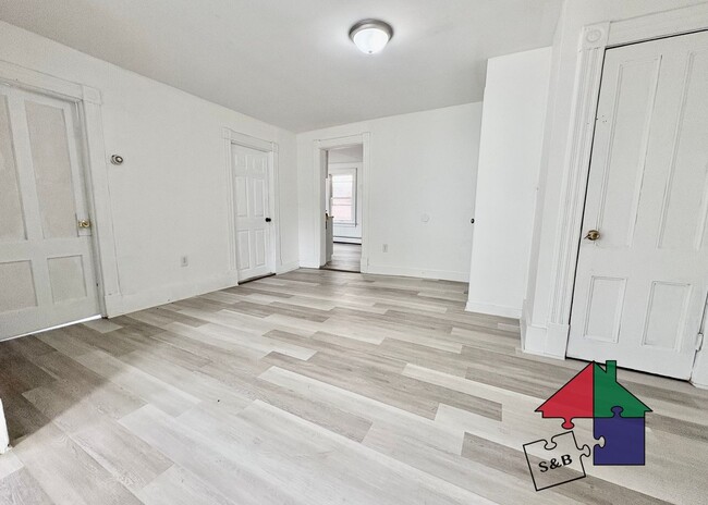 Building Photo - 94 Malletts Bay Ave Unit 2B