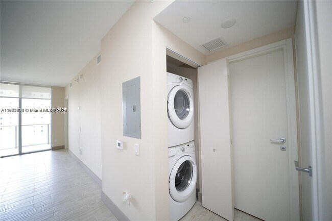 Photo - 1300 Brickell Bay Dr Unidad 1006