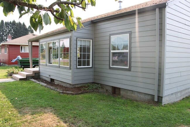 Photo - 3 Bedroom, 1.5 Bathroom House! Available now!