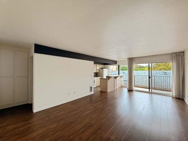 Spacious 1B/1BA Condo w/ Gated Parking & C... - Spacious 1B/1BA Condo w/ Gated Parking & C...