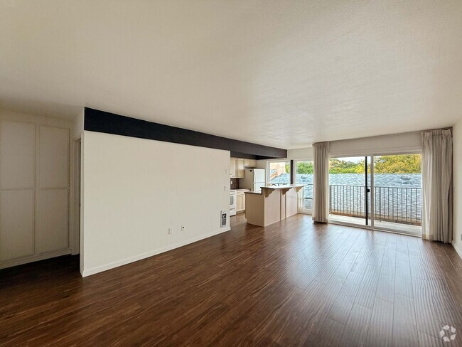 Building Photo - Spacious 1B/1BA Condo w/ Gated Parking & C...