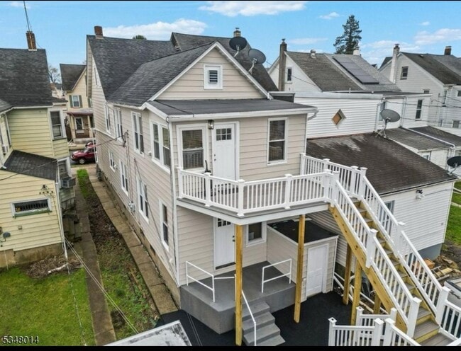 Building Photo - 31 Glen Ave Unit 1- First Floor Rental