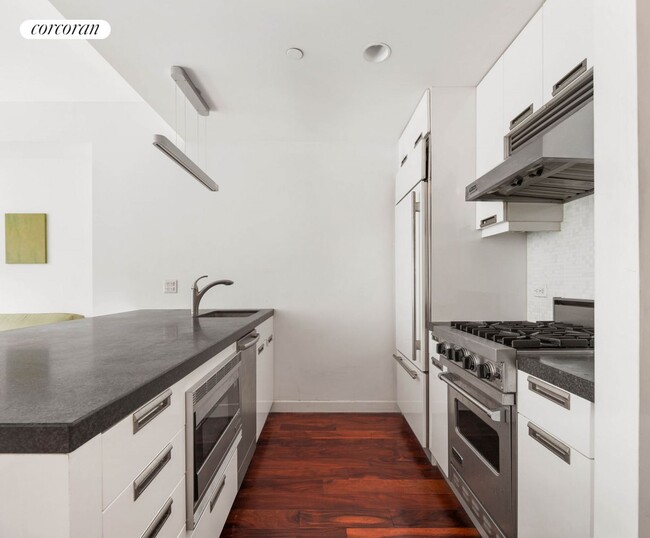 Photo - 261 W 28th St