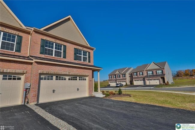 Photo - 1402 Caspian St