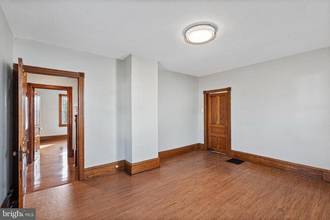 Photo - 923 N Main St