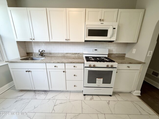 Building Photo - 37 2nd Ave Unit 1