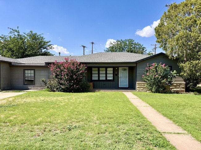 Building Photo - Spacious Four Bedroom! Rental