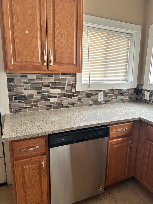 Photo - 201 E Iroquois Rd