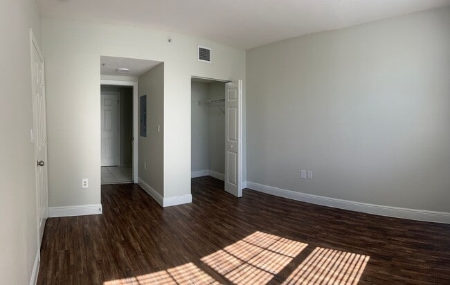 Photo - LARGEST 2 BEDROOM APT CORAL SPRINGS Rustic Reclaimed Oak Wood Like Flooring Unidad 10124-B2 - Bostonian