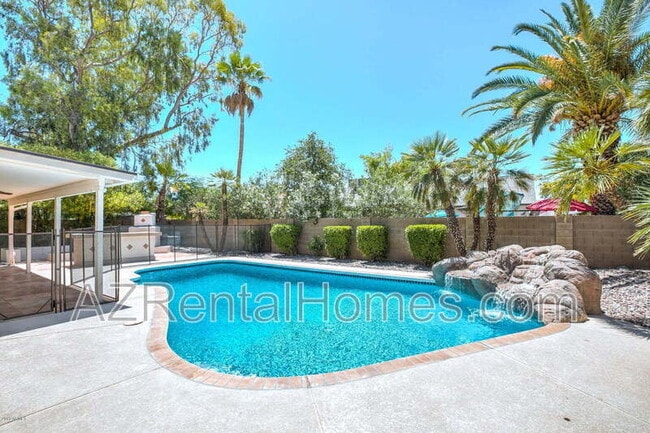 Building Photo - 1033 W Madero Ave