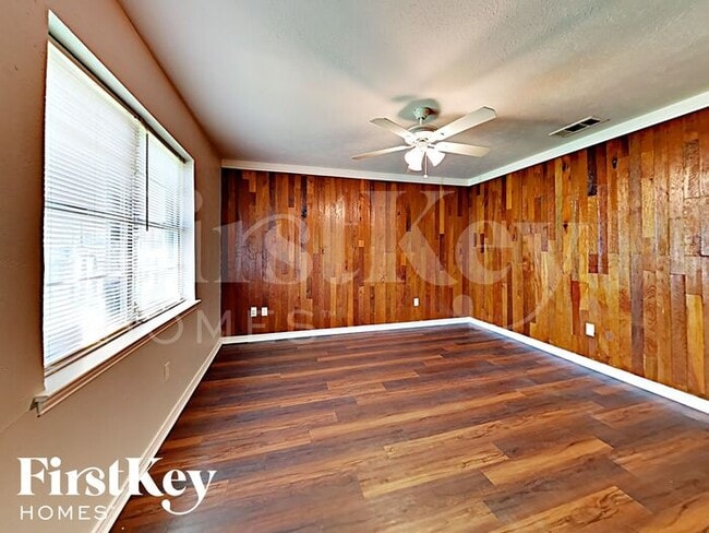 Photo - 213 E 5th St