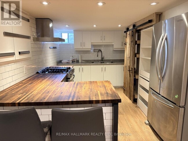 Photo - 1381 Queen St E