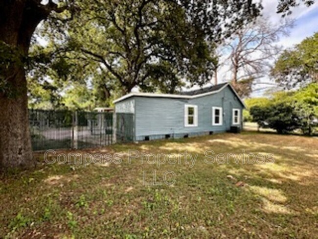 Photo - 300 N Oak Dr