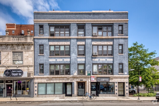 Building Photo - 944 W Montrose Ave Rental