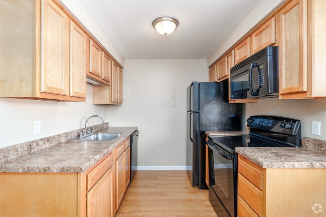2BR, 1BA - 900SF - Kitchen - Belmont Ridge Apartment Homes
