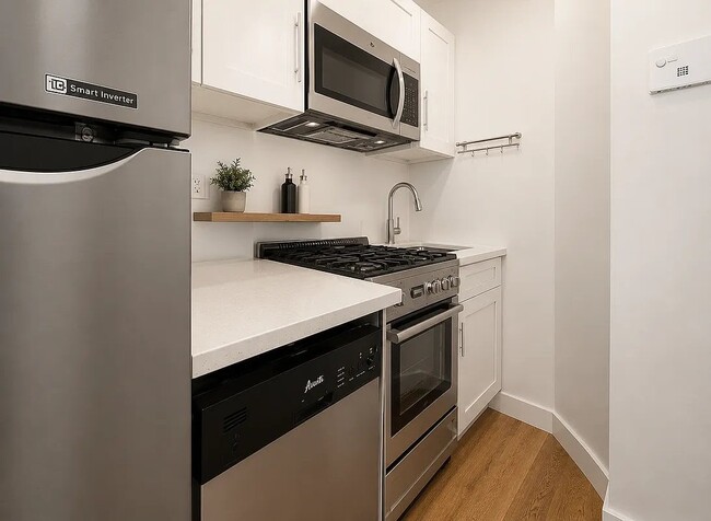 Photo - 406 W 39th St Unit 5R