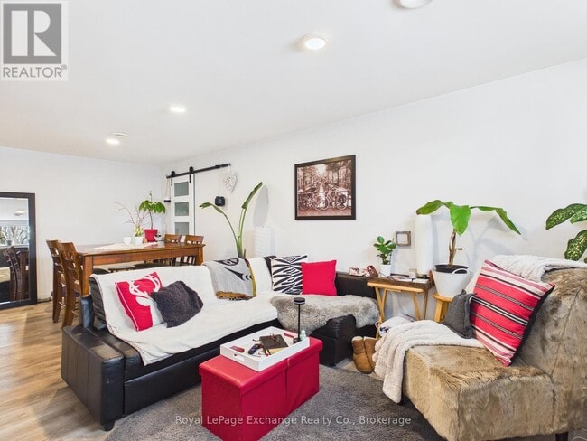 Photo - 966 Charles St