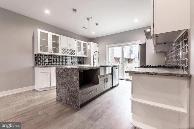 Photo - 2055 Tasker St