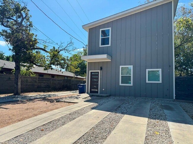 Building Photo - Great, modern 2 bedroom 2.5 bath available in South Austin!