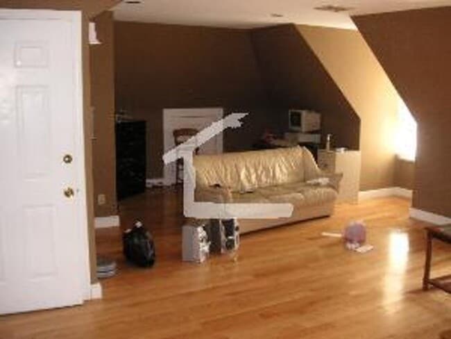 Building Photo - amazing 6 Bed 2.5 Bath available 3/1