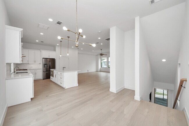 Photo - 615 Oakley St