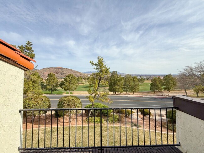 Photo - Upgraded townhome by Southgate Golf Course - Small dogs allowed