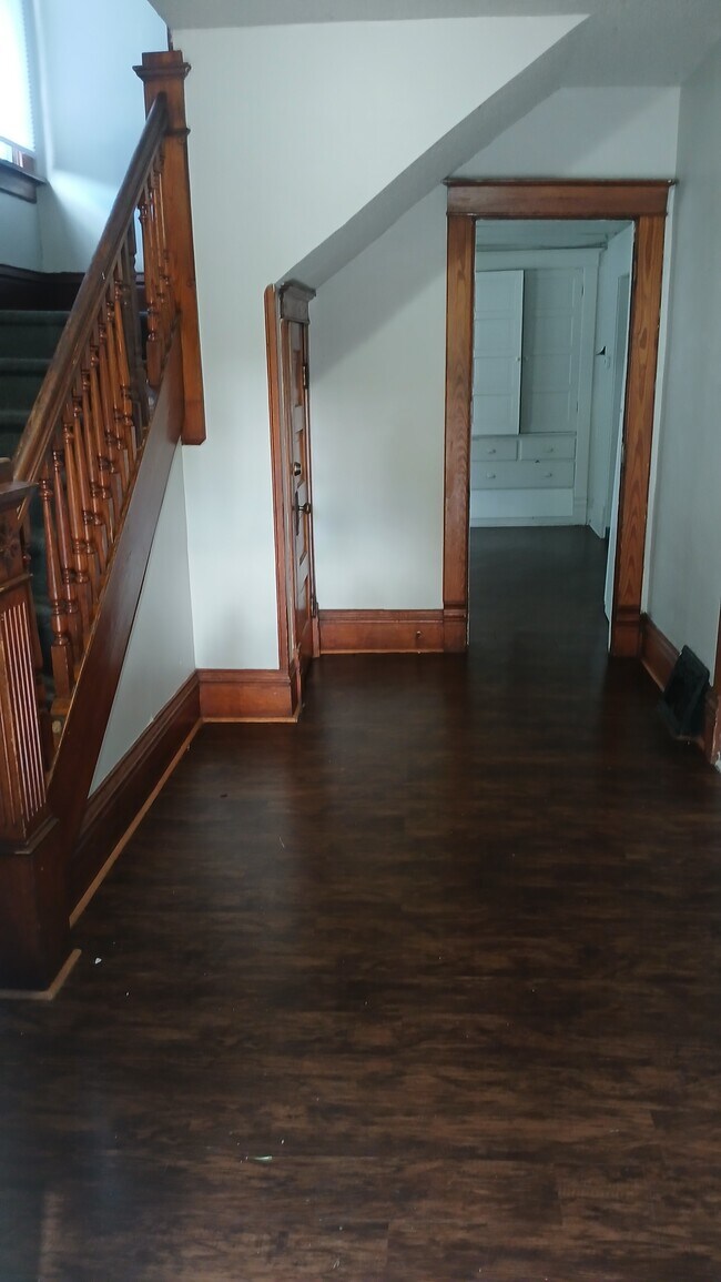 Photo - 628 N Linn St Unit #1