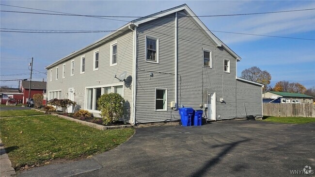 Building Photo - 2650 Seneca St Rental