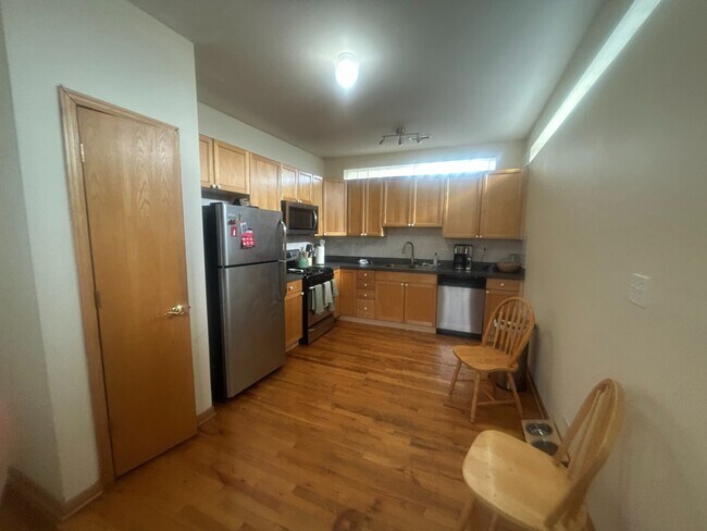 Building Photo - Top Floor Duplex Up, 3bd/2bth with Two Large Private Decks, Avail 7/1! Unit 2