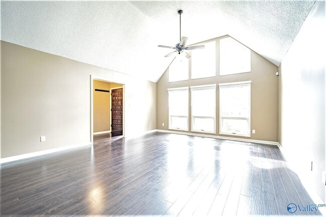 Photo - 710 Crestview Dr