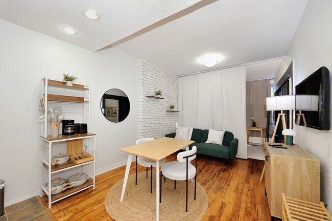 Building Photo - 388 W 38th St Unit SI ID1383561P
