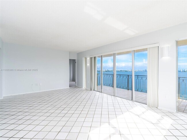 Photo - 11111 Biscayne Blvd Unidad 12G