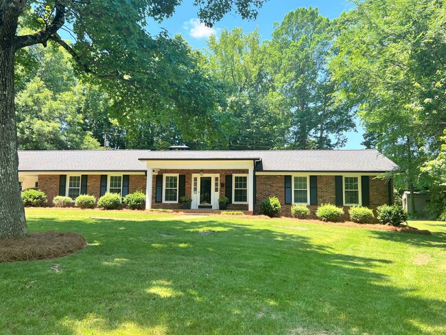 Building Photo - ~~ Spectacular Updated Ranch Home ~~