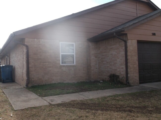 Building Photo - 3 Bed, 2 Bath, 1 Car Garage Rental