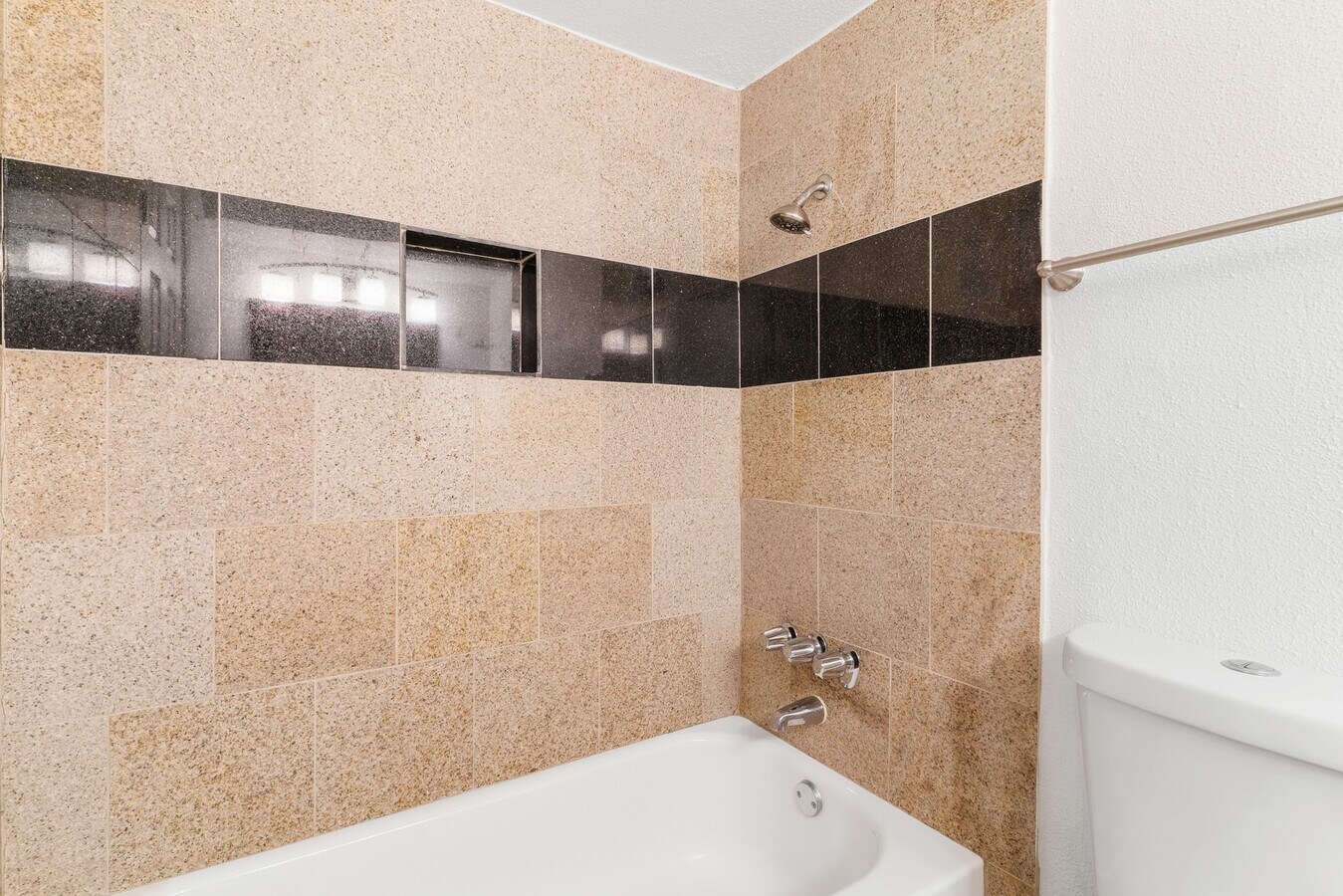 Photo - 14814 Perthshire Rd