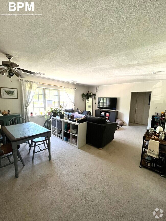 Building Photo - 117 Lake Shore Rd Unit 3 Rental