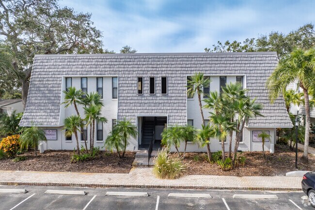 700 Lyndhurst St Dunedin, FL - Victoria Palms Apartments