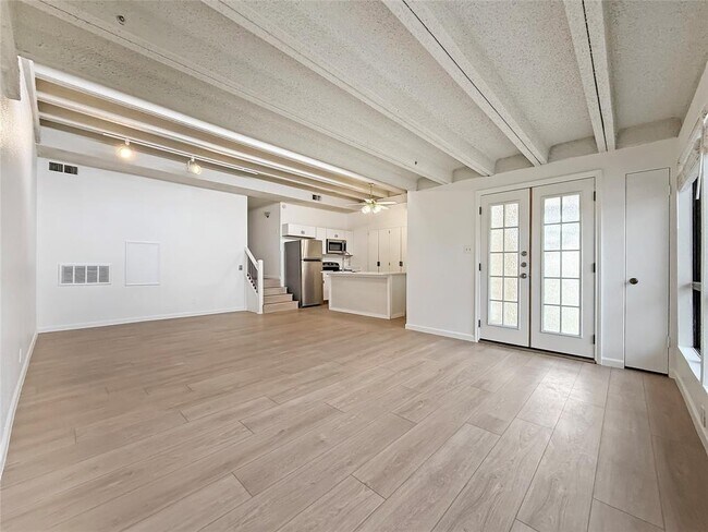 Building Photo - 5804 Circulo Dr Unit 5E