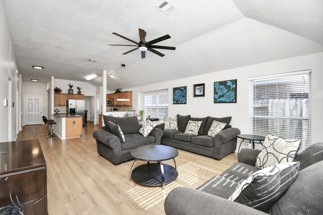 Photo - 19931 Roycroft Ln