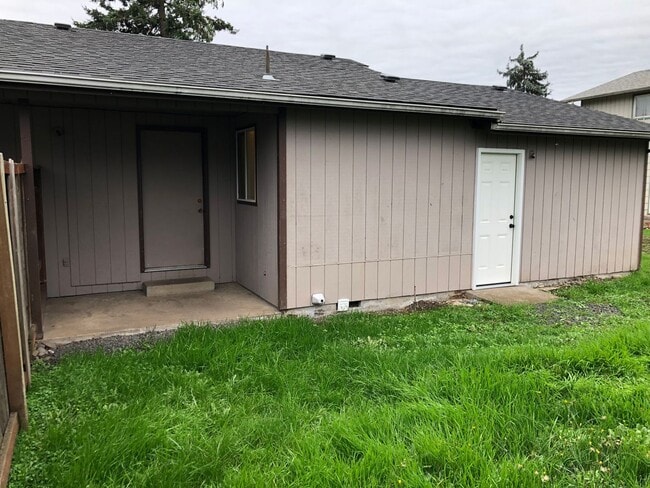 Photo - Updated single level 2 bedroom 1 bath duplex in Springfield!